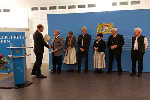 Albert Füracker übergibt den Dialektpreis an Siegfried Bradl.
