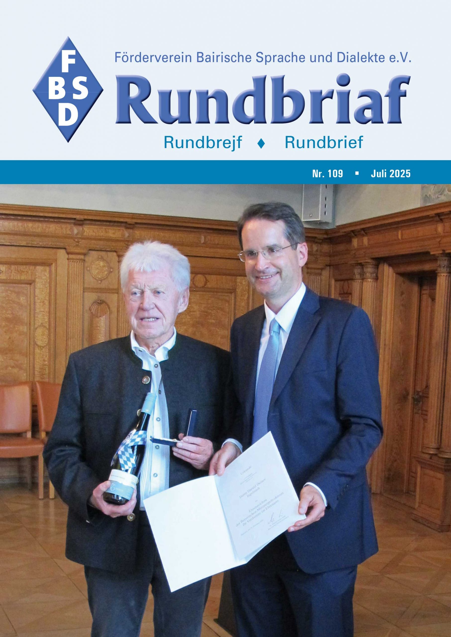 Der Oberbürgermeister der Stadt Ingolstadt, Dr. Michael Kern, überreicht Harri Deiner das Ehrenzeichen des Bayerischen Ministerpräsidenten für Verdienste im Ehrenamt