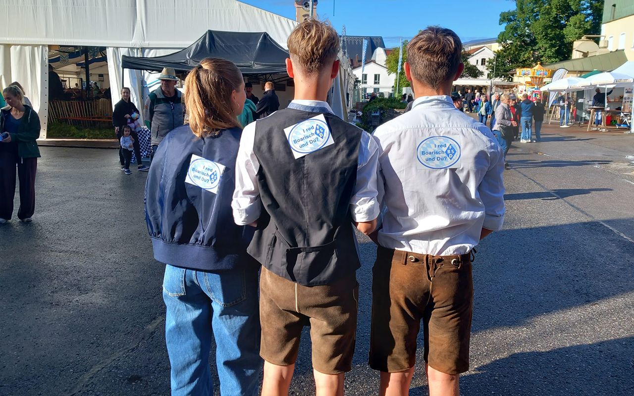 Kinder mit FBSD Aufkleber